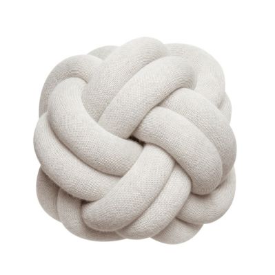Beiger Knot Kissen von Design House Stockholm, dekoratives Kissen in Knotenform für Wohnzimmer und Schlafzimmer.